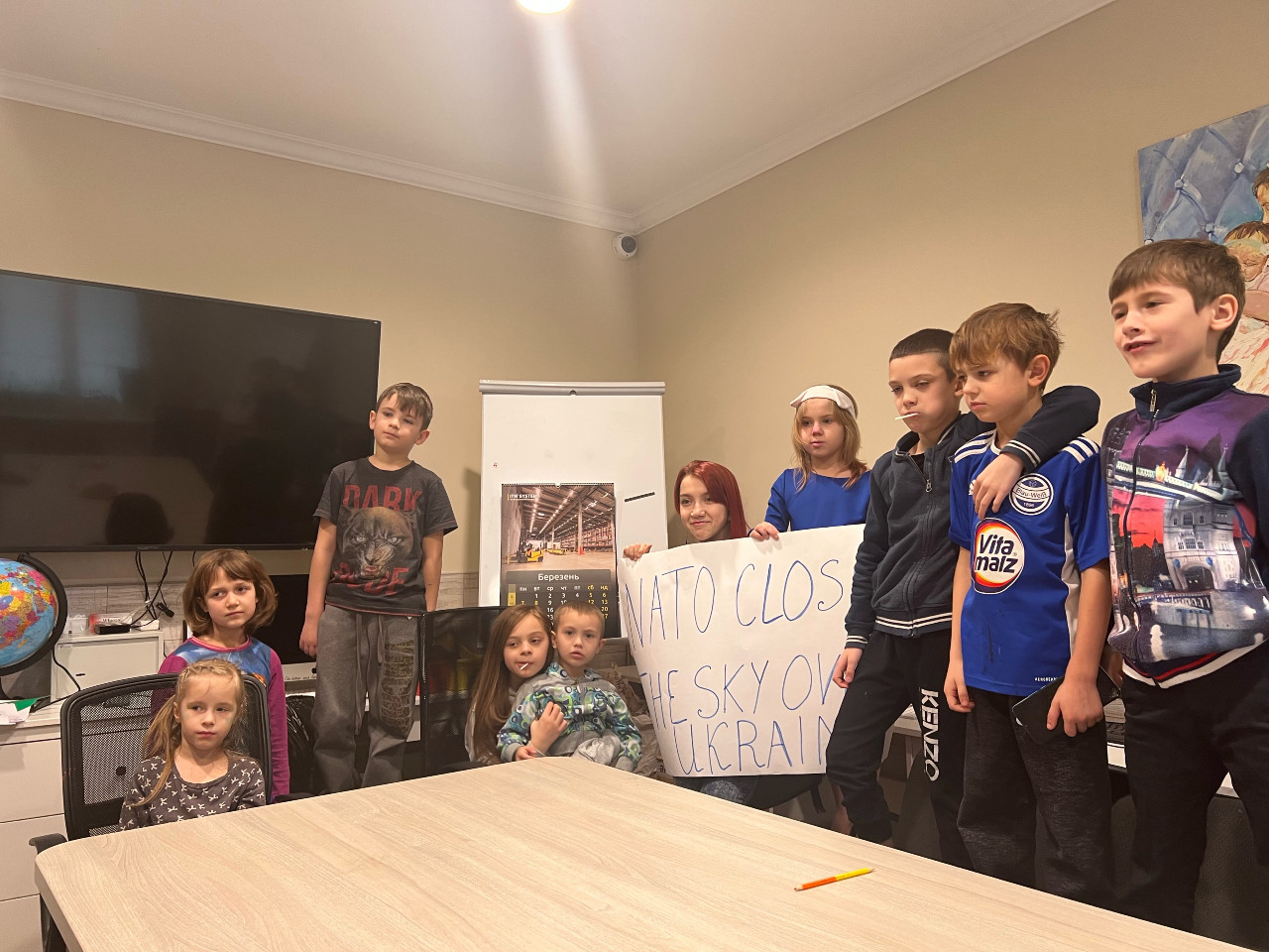 VOLUNTEER CHILDREN HELP TO CHILDREN OF REFUGEE FAMILIES IN CHERNOVTSI 040322